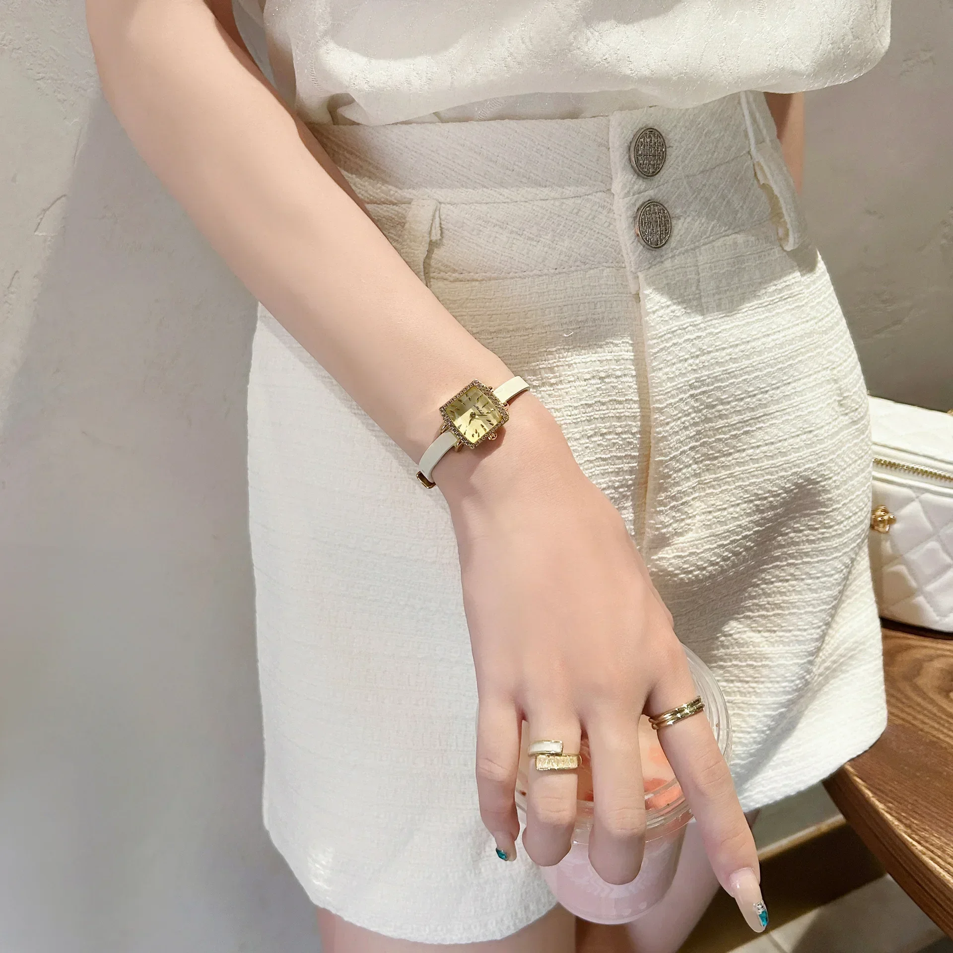 New Women's Quartz Little Watch Inlaid with Rhinestones Luxury Temperament Retro Elegant Square Case True Pity Gift for Lovers