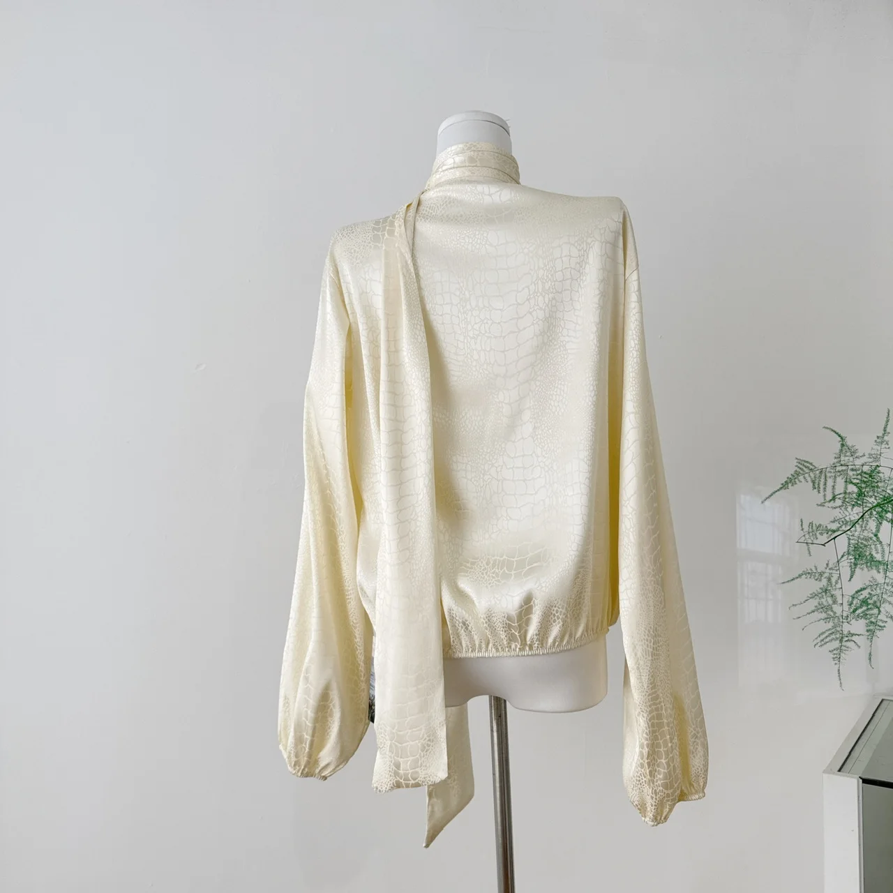 Bluzka vintage z dekoltem w serek, długim rękawem, dopasowana, elegancka, modna, damska koszula hotsweet, odzież damska