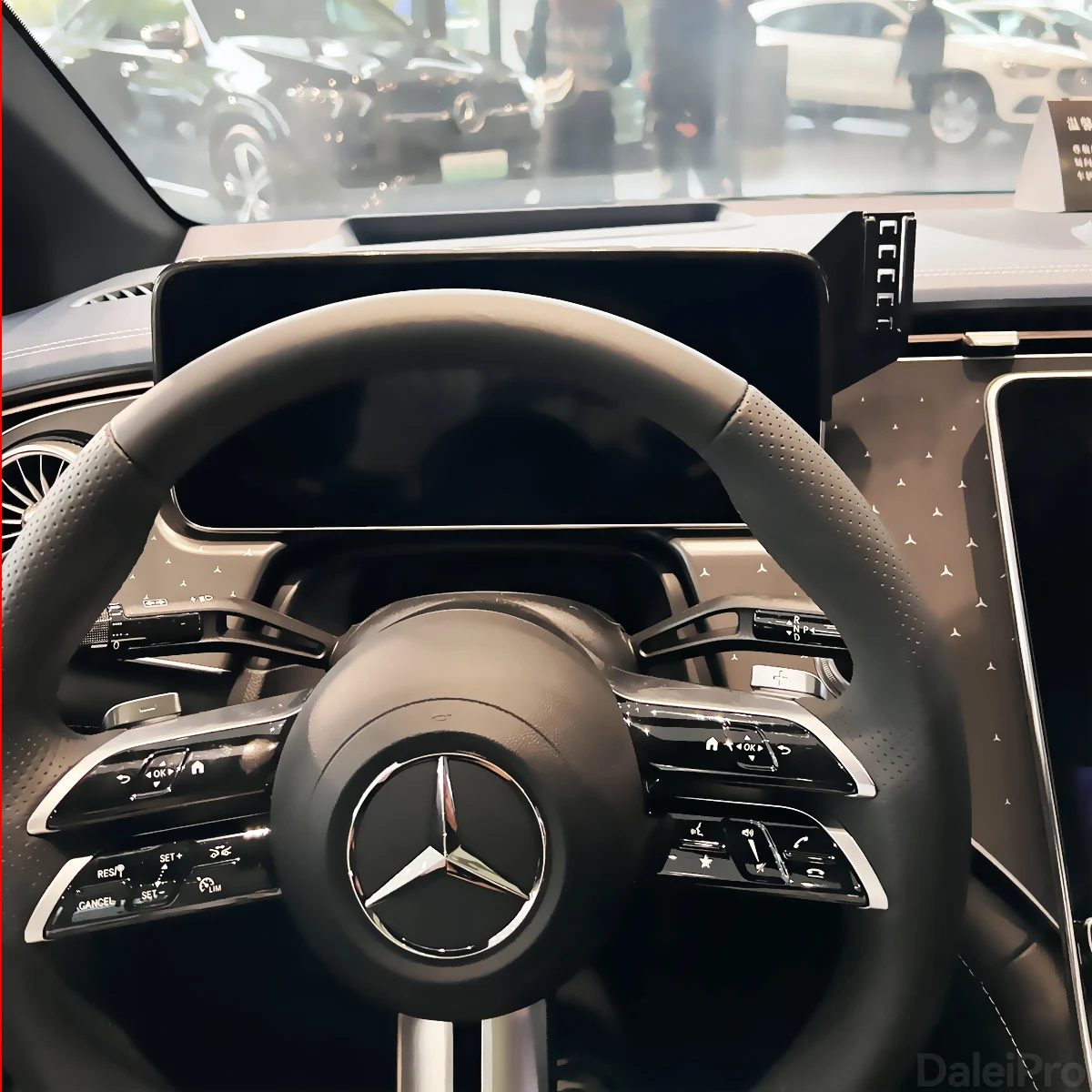 Für Mercedes-Benz EQE 350 2023-2026 Auto-Handyhalterung Bildschirm-Fixierclip Kabelloses Ladegerät Maßgefertigte Handy-Bildschirmhalterung Zubehör – Detail 2