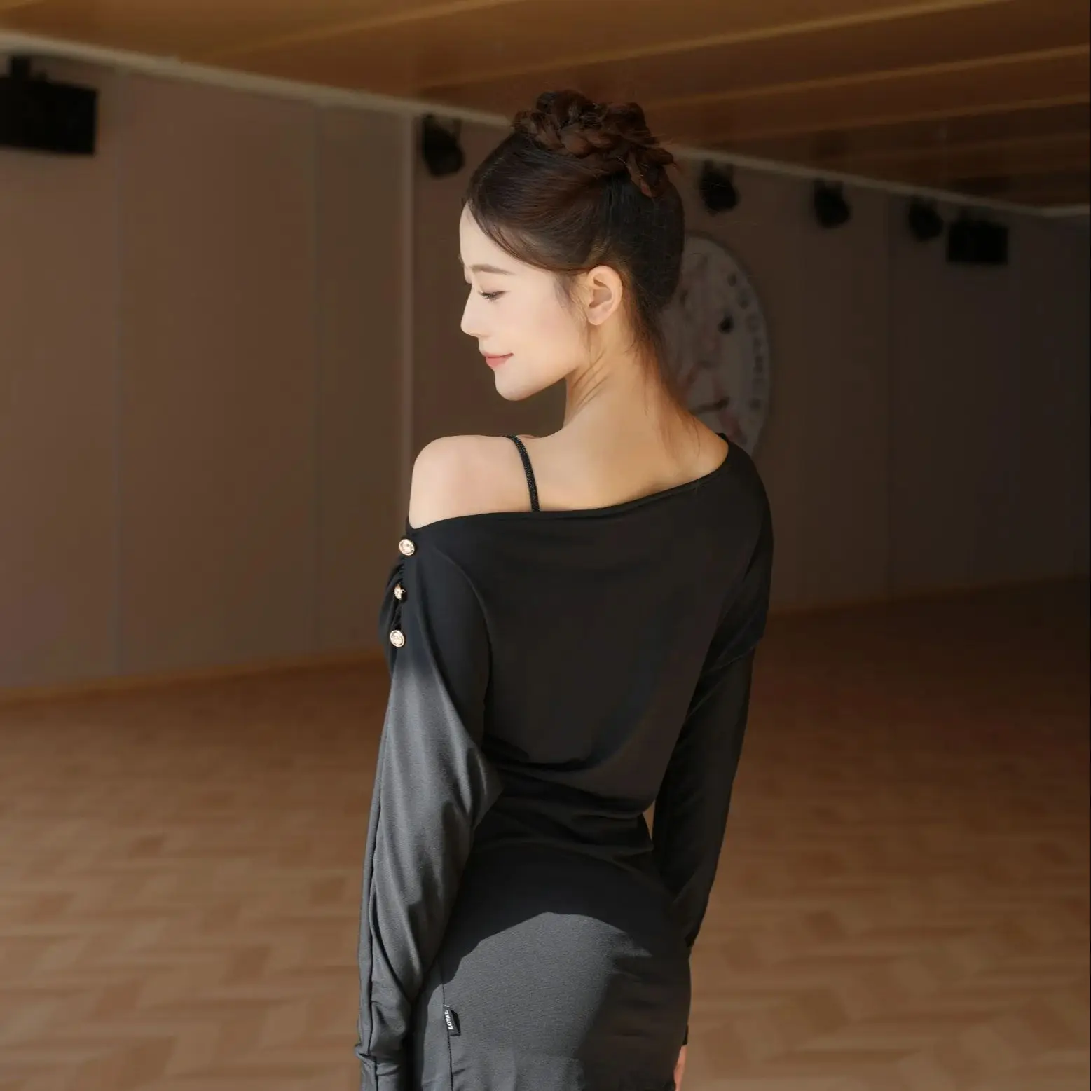 Stroje do tańca latynoamerykańskiego dla kobiet 2025, seksowne bluzki z asymetrycznym dekoltem, siateczkowe, z długim rękawem, odzież do ćwiczeń, ubrania do samby i tańca towarzyskiego DN22211