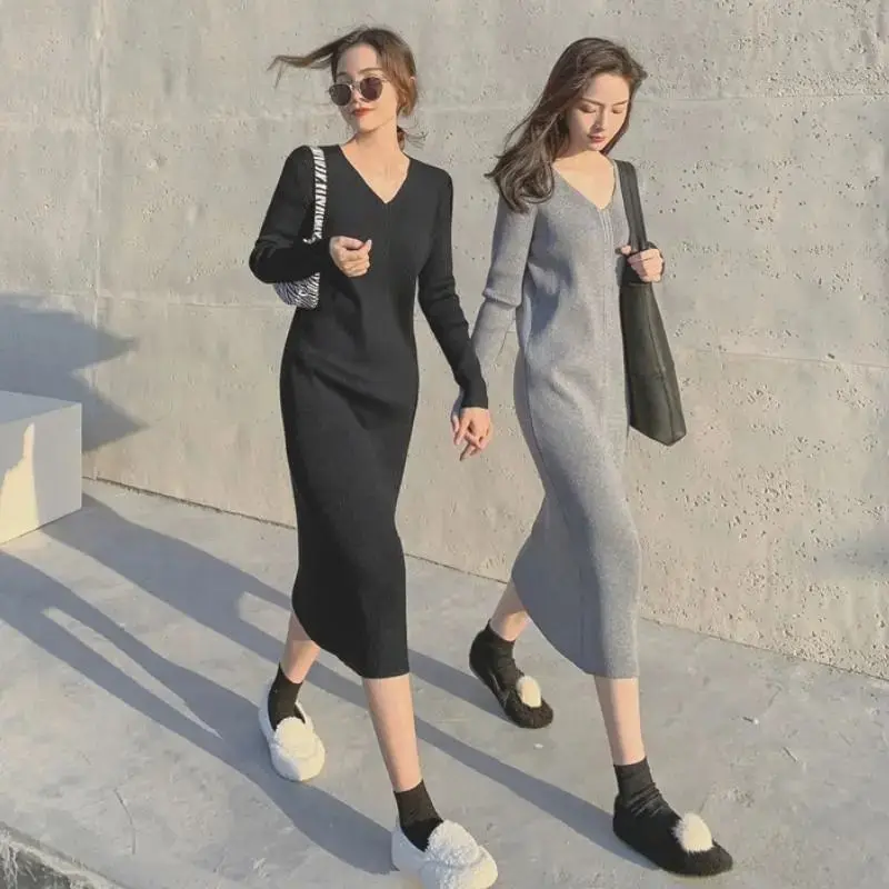 2026 Autumn Retro French Chic Knitted Dress Women Over Knee Elegant Sweet Goddess Vibe High End Long Sleeve Midi New