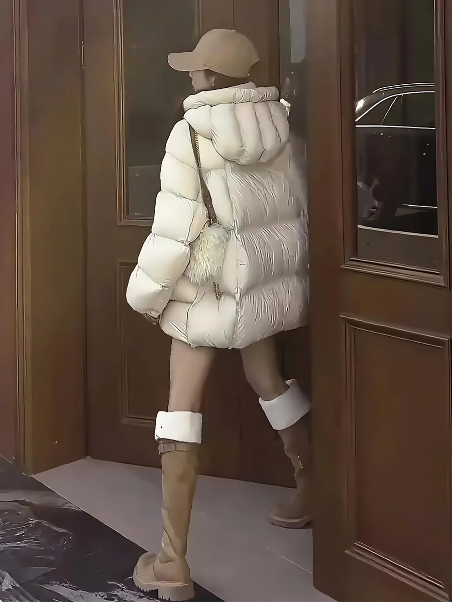 Płaszcz zimowy damski Cloud Puff White Du down Jaet, ocieplany, z wysokim kołnierzem, kapturem, ciepły, casualowy, długi, zapinany na zamek.