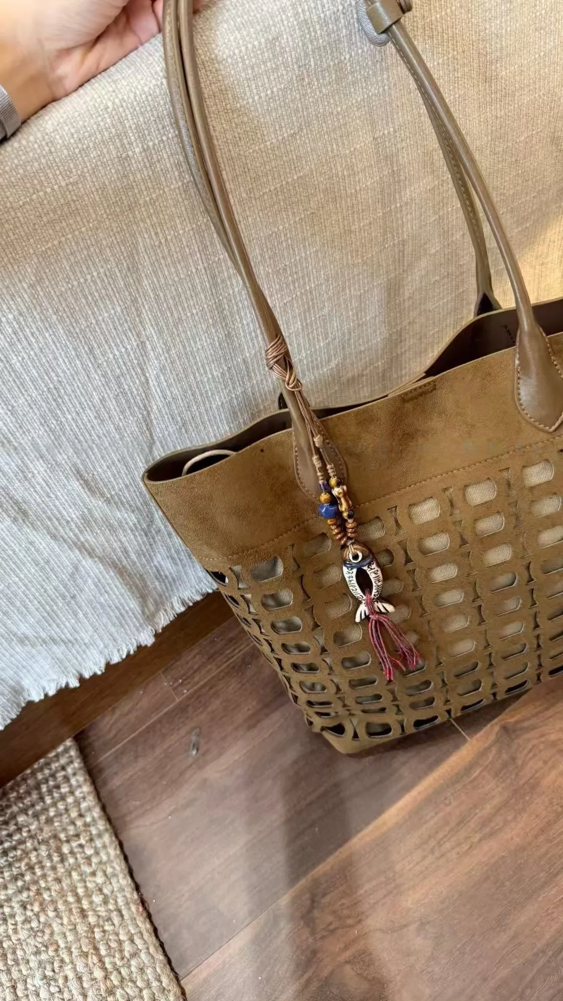 2025 fashion new handbag large-capacity retro hollow shoulder bag niche design suede Joker leisure commuter lazy wind frosted te