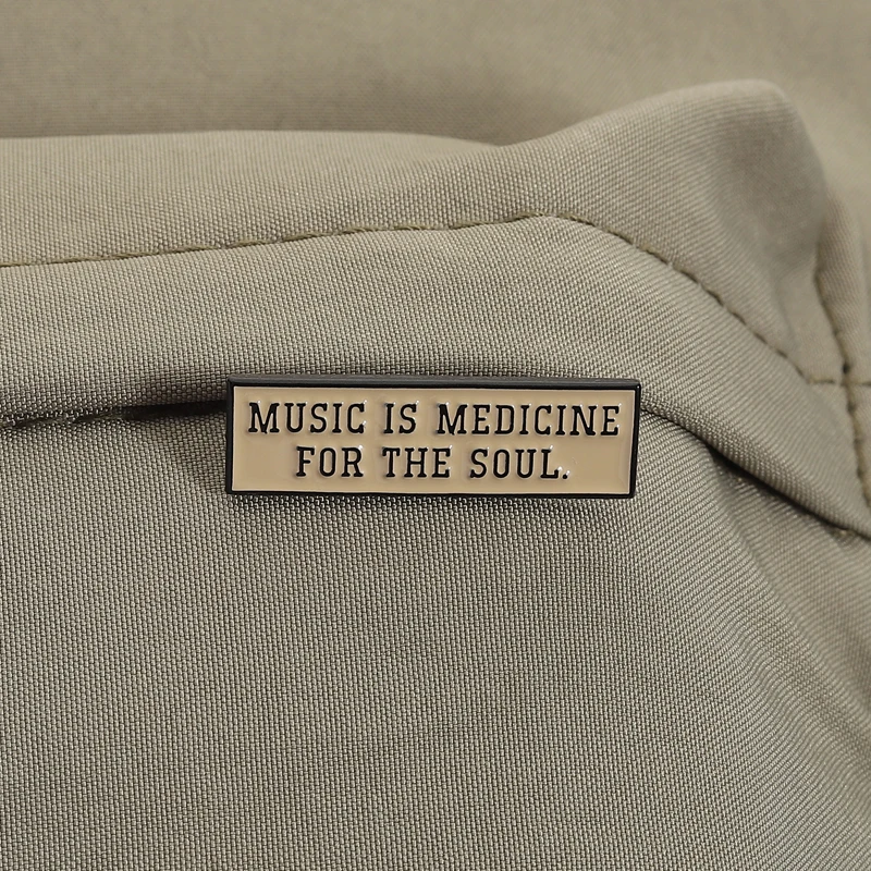 اقتباسات مخصصة المينا دبابيس الموسيقى هي الطب لموسيقى الروح هو علاجي دبابيس شارة التلبيب مجوهرات هدايا للأصدقاء #6