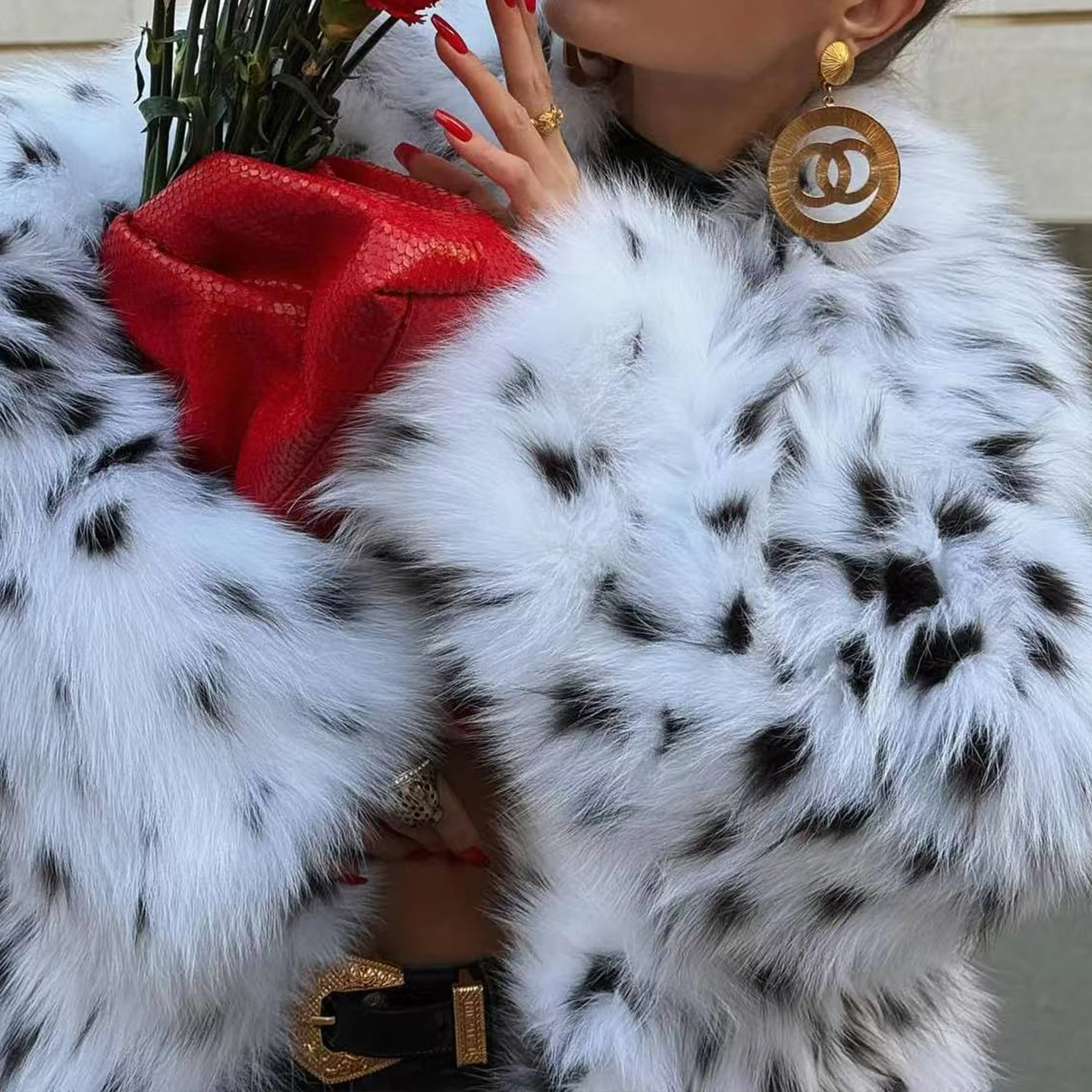 معطف فرو صناعي أنيق للنساء لخريف 2025 وصل حديثًا مطرز باللون الأبيض طويل Sve ort Jaet