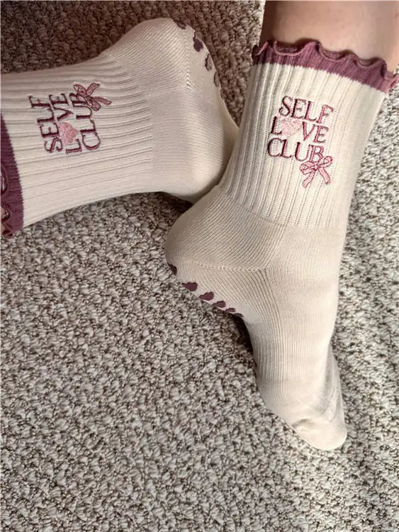 الشركة المصنعة عالية الجودة محبوك الإناث القطن طاقم قبضة المضادة للانزلاق المطرزة كشكش شعار مخصص المرأة اليوغا جوارب بيلاتيس