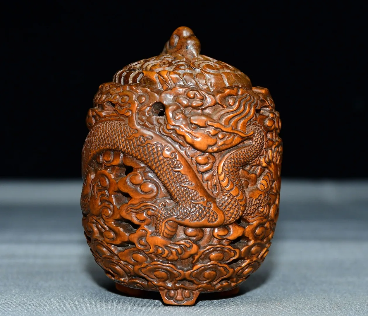 

Folk Collection Old Boxwood dragon pattern hollow-out Des sauterelles cage Three legged incense burner Ornaments Town house