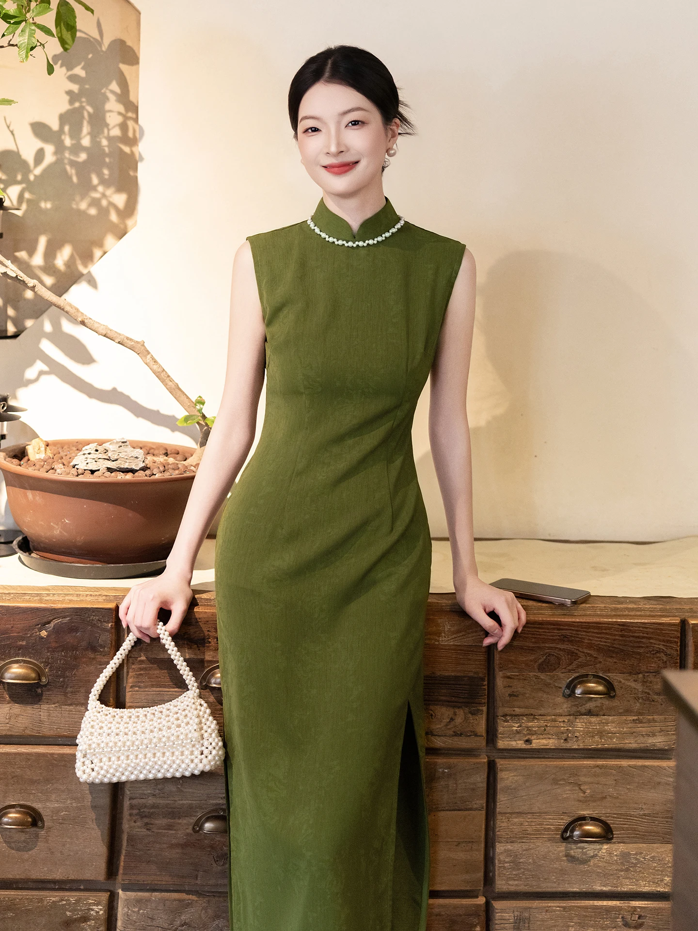 

Green Sleeveless Qipao Dress Young Style Fitted Retro Design Large Size Daily Wear Polyester Fiber Low Slit Long Qipao for Women