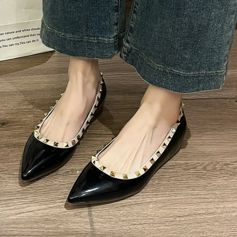 Autunno delle donne Nuovo Semplice di Colore Solido All'aperto Scarpe Basse Antiscivolo 2025 Moda Rivetto Designer Casual Partito Delle Signore Scarpe Basse