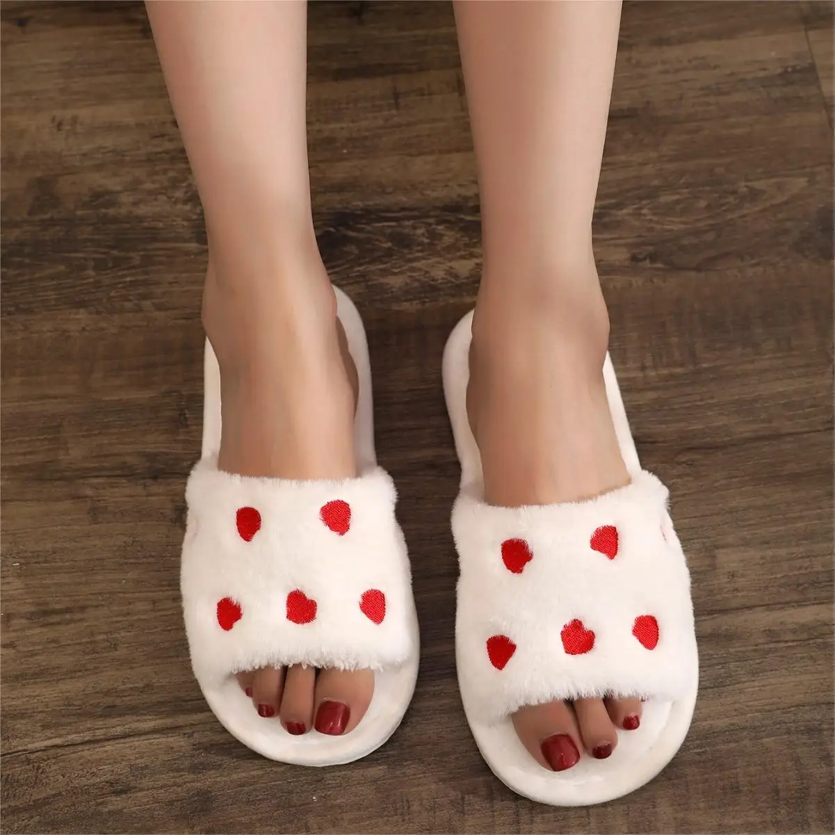 Zapatillas de casa con punta abierta para mujer y niña, pantuflas mullidas con corazón bordado, suela suave de piel a la moda, novedad de otoño y primavera