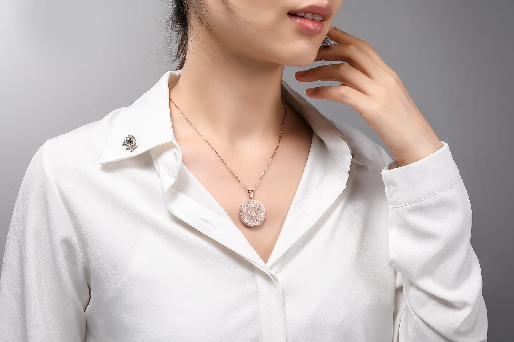Custom Round Islamic Calligraphy Necklace Personalized Jewelry Intricate Arabic Script Pendant Unique Religious Themed Necklaces