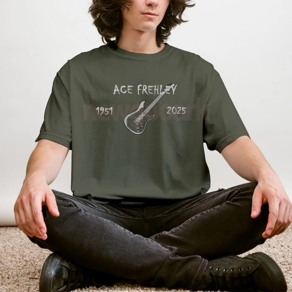 الأسطوري الآس فريلي روك عازف الجيتار تحية تي شيرت مطبوع RIP 1951 ‐ 2025 الموسيقى التذكارية قميص امرأة رجل القطن قصير الأكمام