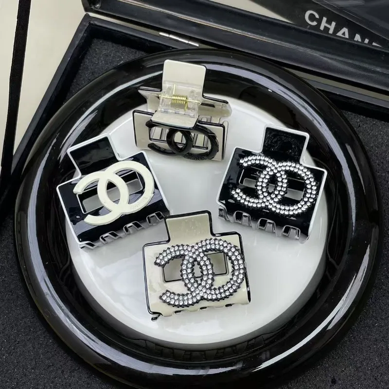 

Acetic acid advanced sense small square temperament advanced sense grab clip shark clip