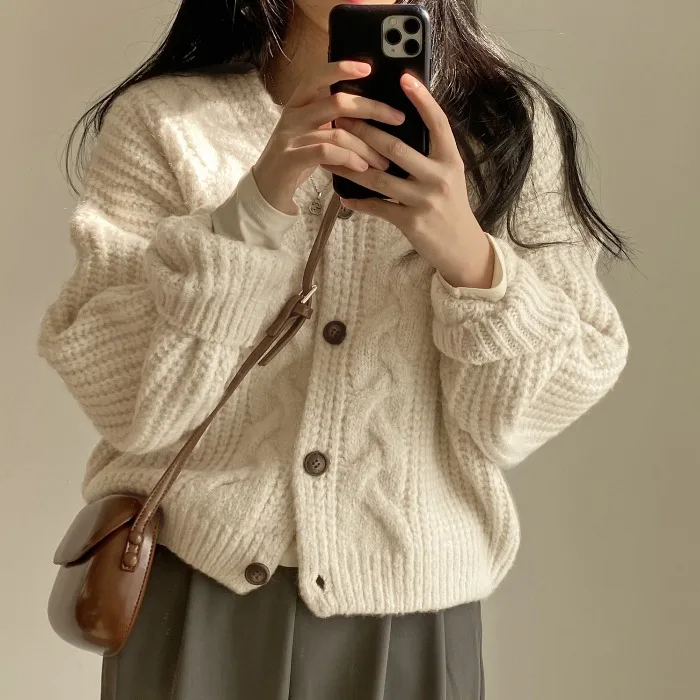 柔らかく居心地の良いショートニットカーディガン レディース ルーズフィット Vネック 長袖セーター アウター 優しい怠惰なスタイル 初秋 春