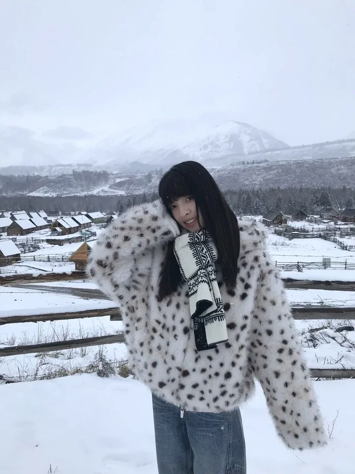 Abrigo de piel con capucha y estampado de leopardo Retro para mujer, chaquetas mullidas cálidas con cremallera, ropa de calle informal para mujer 2025