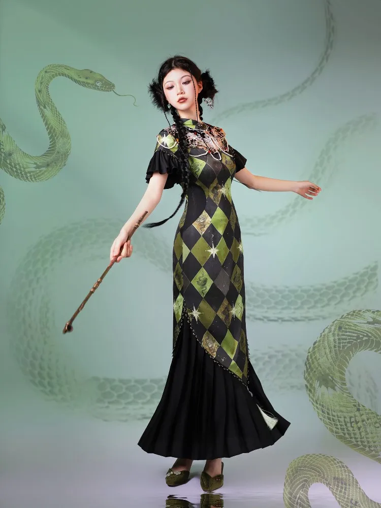 

New Chinese-style cheongsam dress with black and green College printed satin