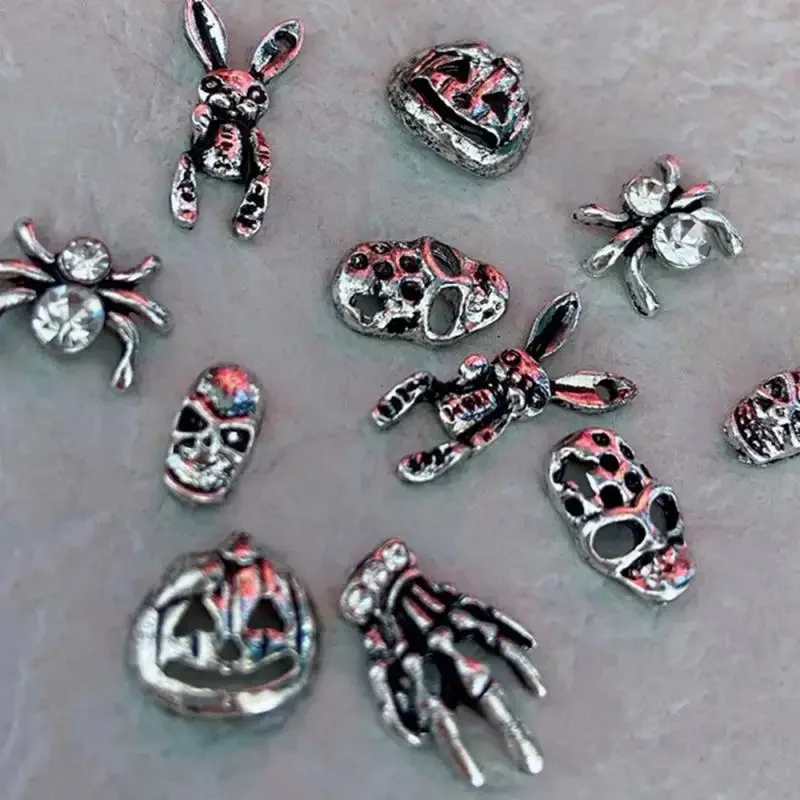 1 ~ 8 Uds. De dijes de Metal para uñas de Halloween, aleación 3D, esqueleto de mano fantasma, calabaza, araña, calavera, gemas para uñas, diamantes de imitación, accesorios para uñas