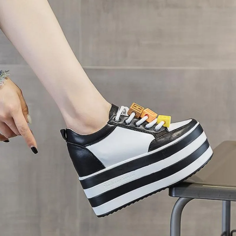 

Повседневные кроссовки на плоской подошве из натуральной кожи. Женская спортивная обувь на массивной платформе. Женские дизайнерские теннисные туфли на высоком каблуке.