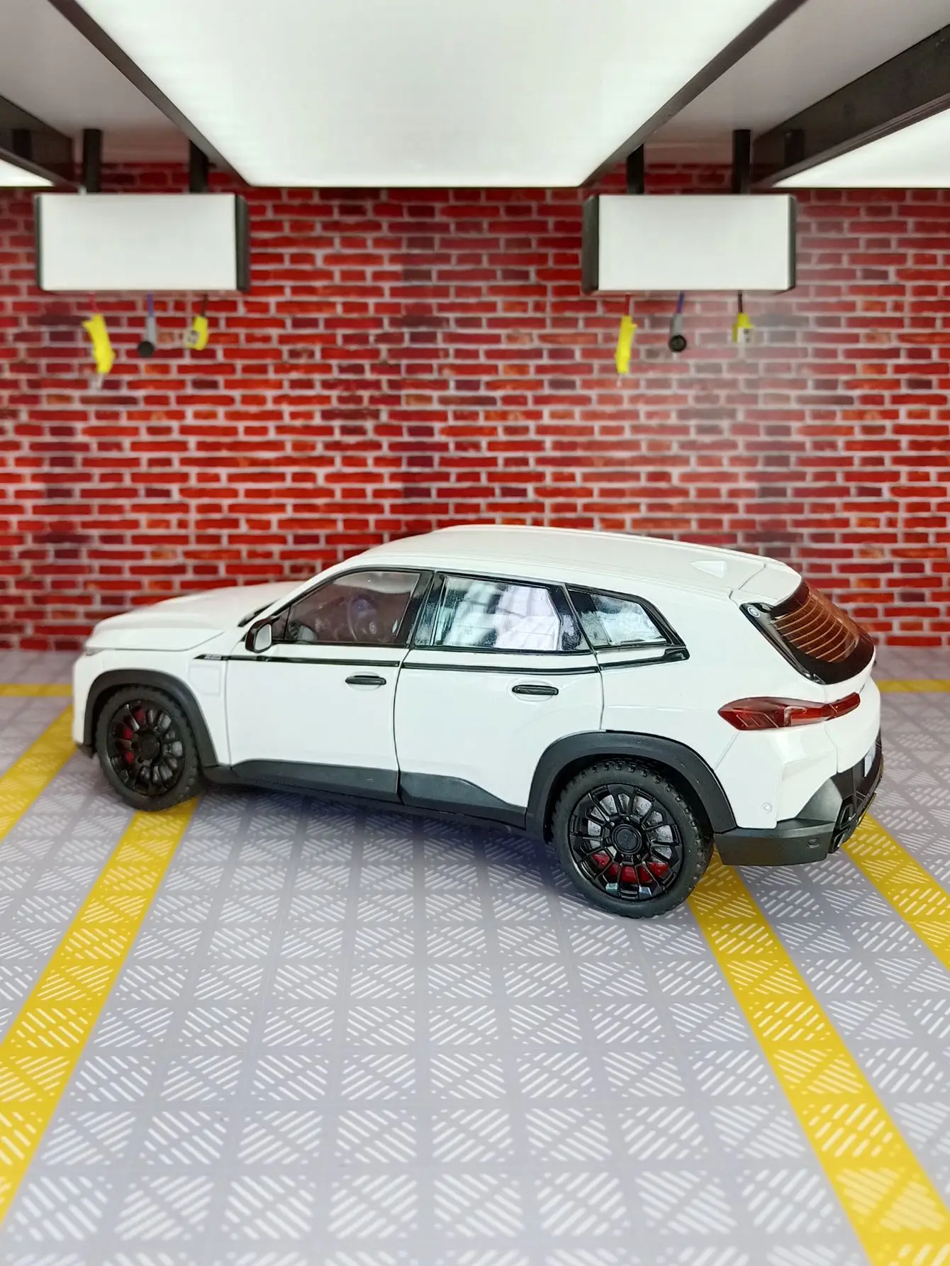 1:24 simulación BMW XM vehículo todoterreno modelo de coche de aleación, puertas y capó del motor, el maletero se puede abrir, regalos de sonido y luz