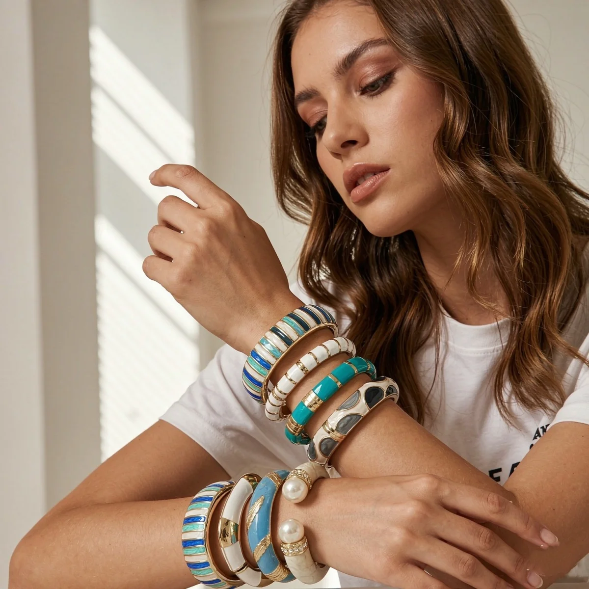 Trendige blau-weiße Emaille-Manschettenarmbänder für Damen und Herren, Vintage, unregelmäßige Streifen, stapelbarer Armreif, Partyschmuck – Detail 5