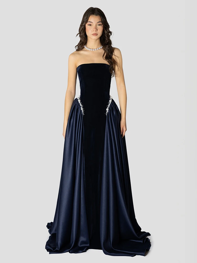 デートやカジュアルな場にも最適な、高級感のあるネイビーブルーのストラップレス・バックレス・サテン生地のセクシーなイブニングガウン、カクテルパーティー用のマキシドレス