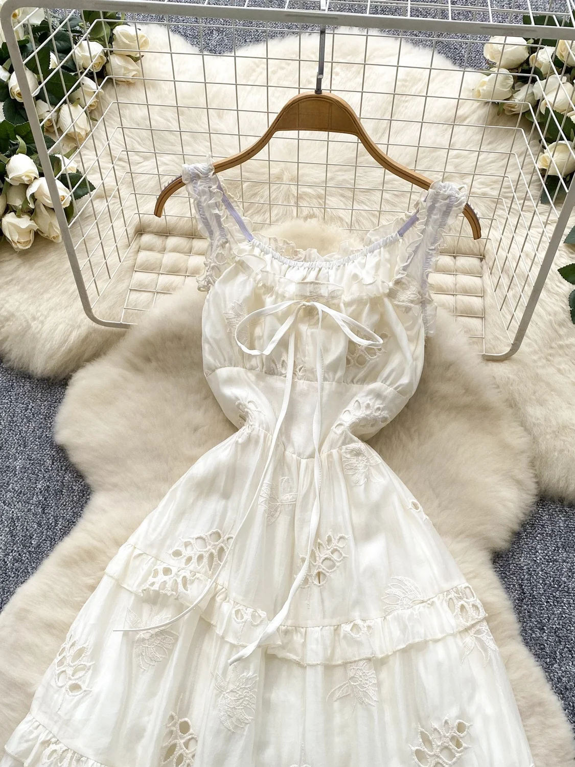 فستان متوسط الطول بتصميم A-Line مع تطريز ثقيل على الخصر، مناسب للعطلات، يُبرز جمال المرأة ويعطيها مظهراً رومانسيًا.