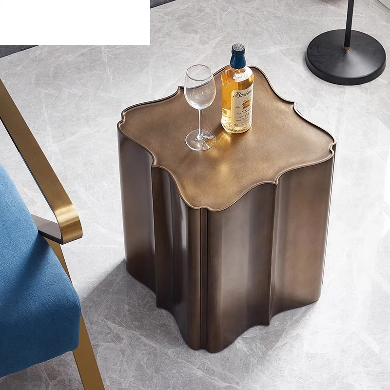 

*s дляПостмодернистского света, роскошного края, небольшой журнальный столик, неоклассический креативный диван, приставной столик, итальянский минимализм