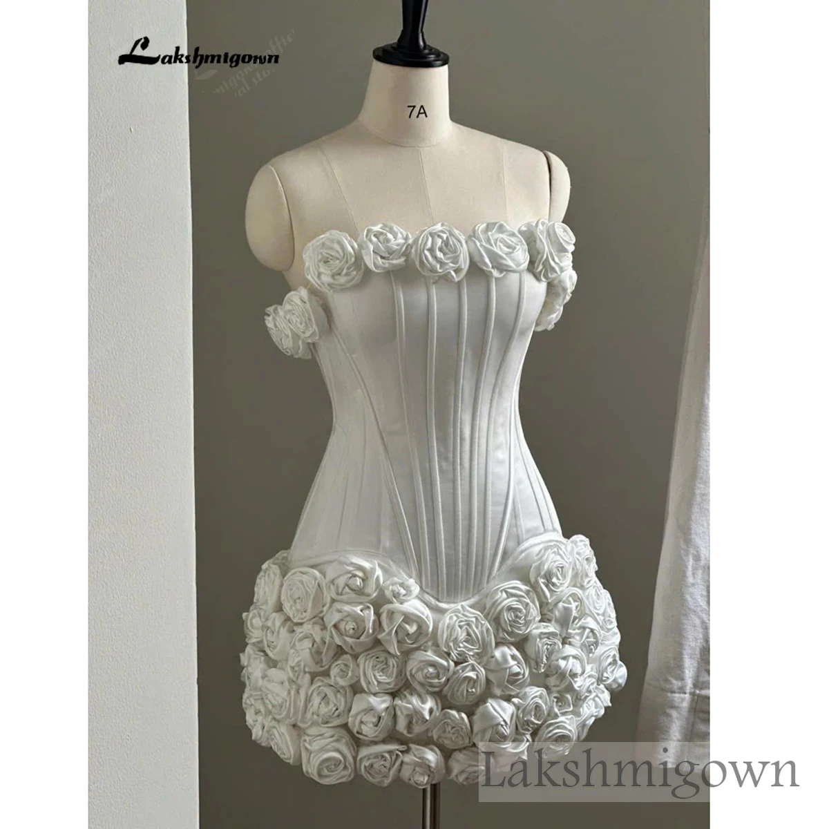Lakshmigown Rosenkorsett-Hochzeitskleid, florales weißes Minikleid, schulterfreies Empfangskleid, Satin-Korsett-Brautkleid, maßgeschneidert – Detail 5