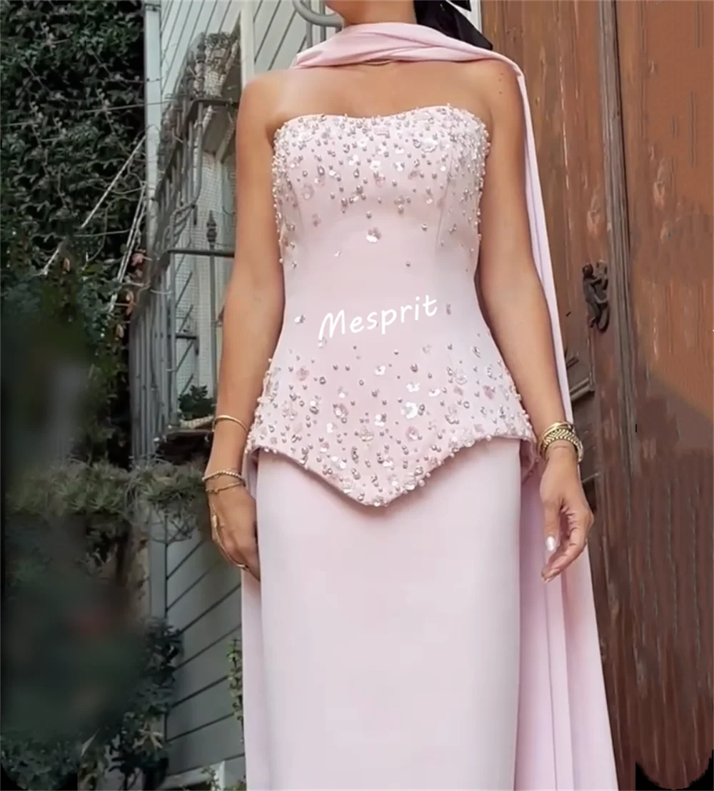 Sukienka wieczorowa szyta na miarę, wysokiej jakości, błyszcząca, z dekoltem w serduszko, długa, prosta, elegancka, na specjalne okazje, formalna, na przyjęcie.