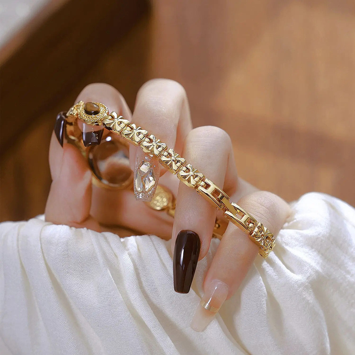 ساعة نسائية أنيقة من حجر عين النمر الطبيعي والأحجار الكريمة وسوار عالي الجودة ساعة يد فاخرة هدية عيد ميلاد للنساء