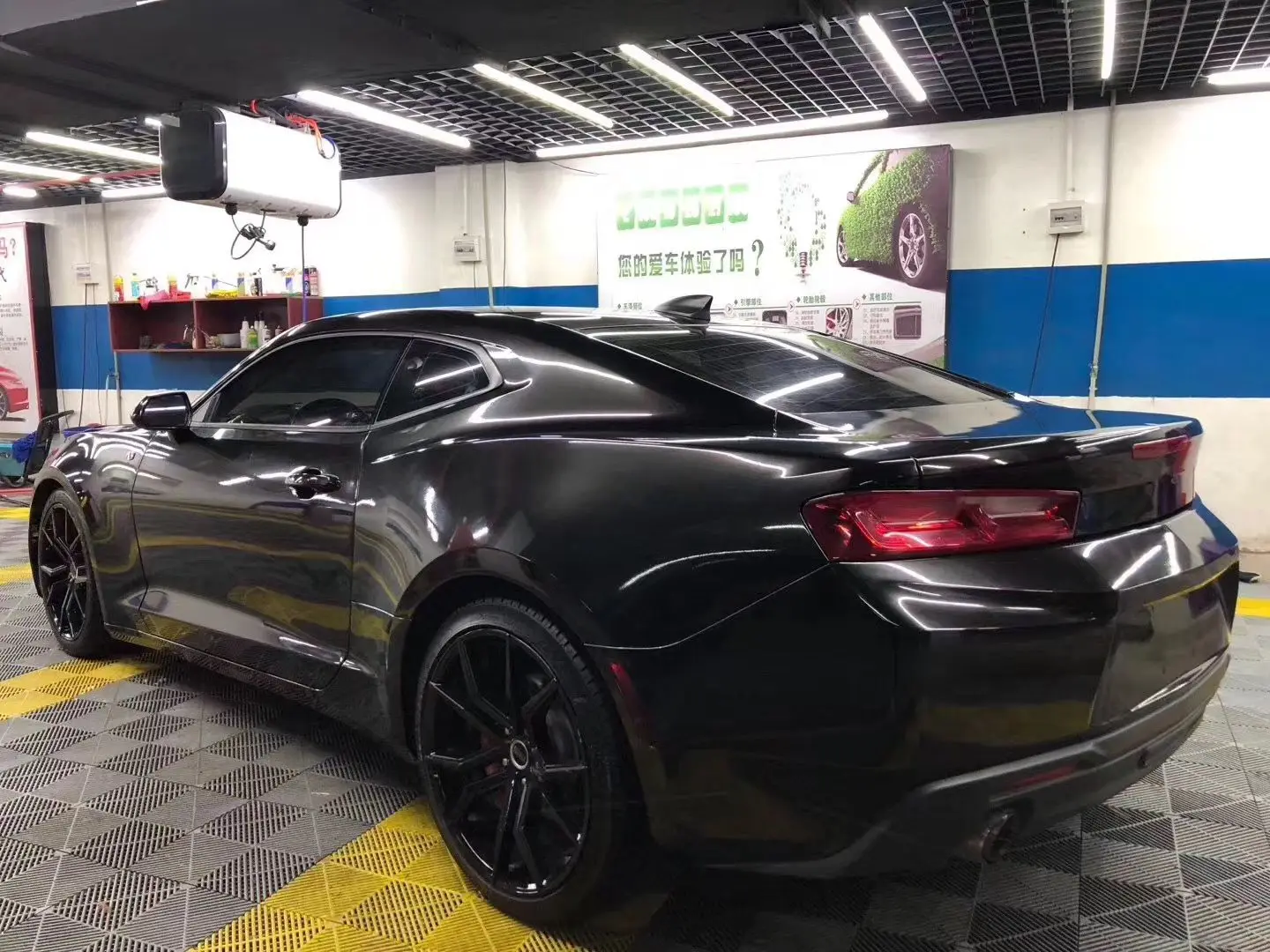 لفة تغليف السيارة من الفينيل باللون الأسود المعدني عالي اللمعان