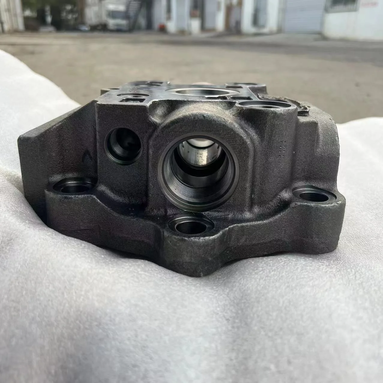 

TLF Swing Motor Cover swing motor hed 39Q6-11281 39Q6-11280 for R220-9S HX330 excvtor