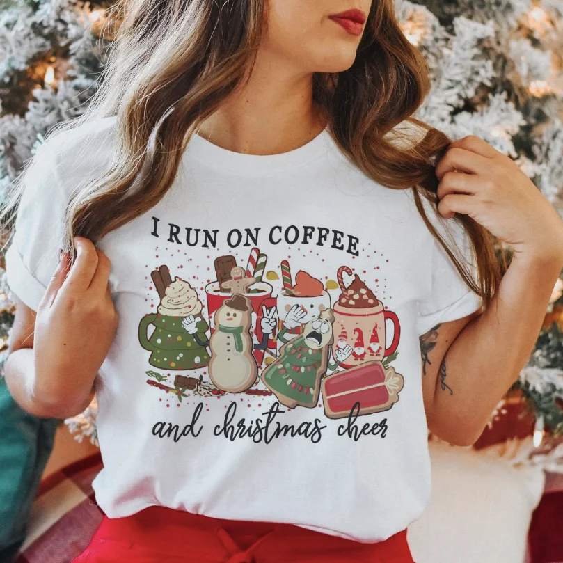 T-shirt à manches courtes avec motif de Noël, je cours sur le café et la joie de Noël, années 90, style décontracté, haut mignon, grande taille, t-shirt du Nouvel An