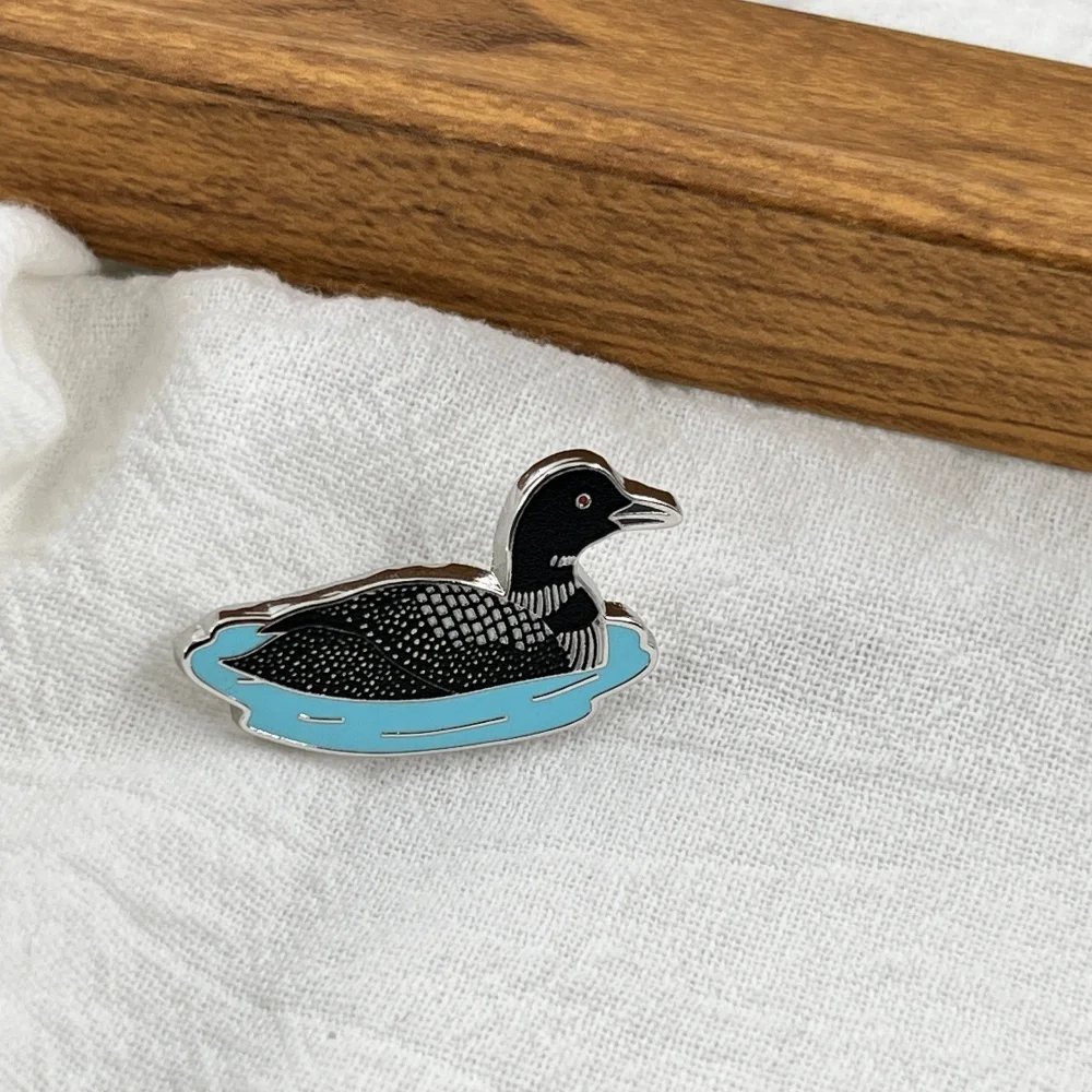 Common Loon Metallbrosche, niedliche Wasservogel-Emaille-Anstecknadel, kanadisches Great Northern Taucher-Abzeichen, Kleidungs- und Rucksack-Reversnadel, Naturgeschenk – Detail 6