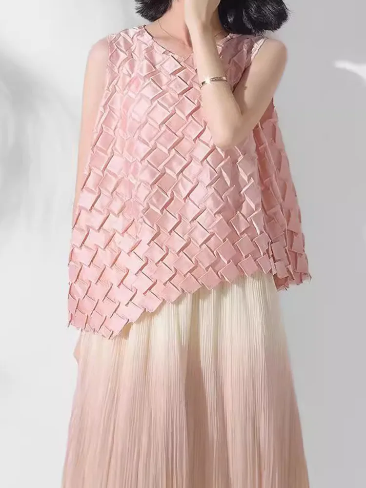 LANMREM Irregular Pleated T-shirt For Women Round Neck Sleeveless Square Grid Pink T-shirts Female Chic Top Summer New 2DA8901