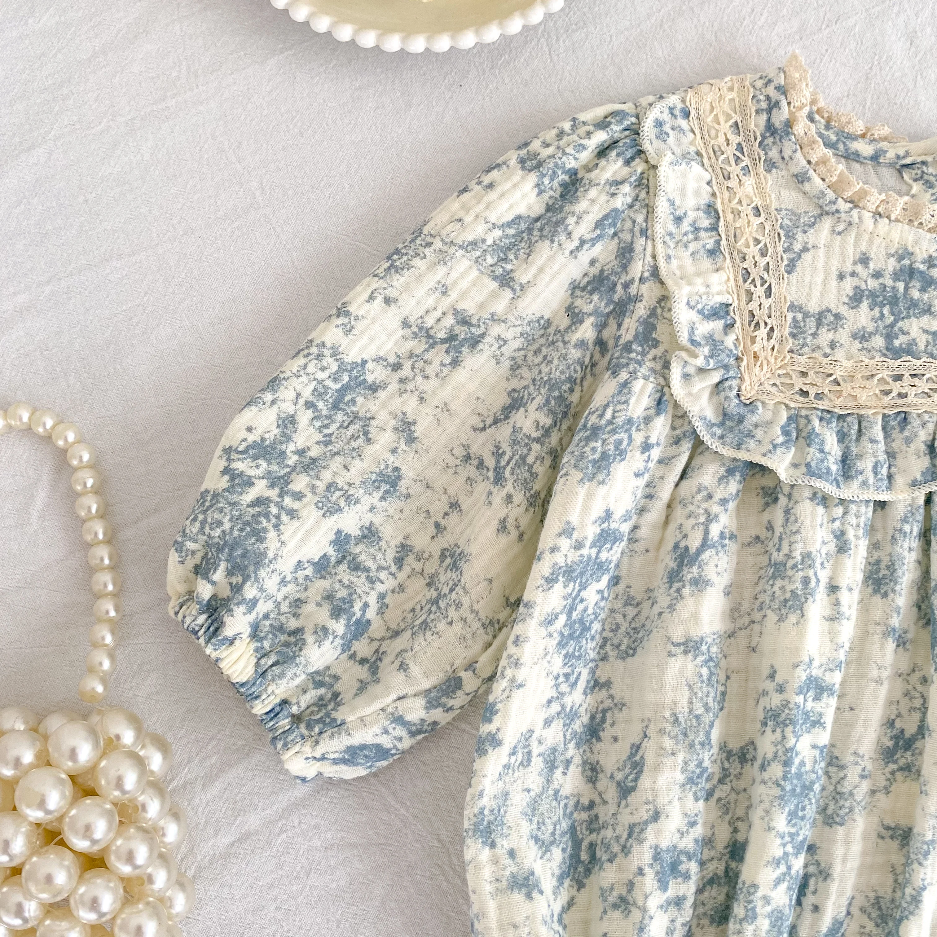 Baby-Strampler mit Blumenmuster, langen Puffärmeln, Spitze, quadratischem Kragen, aus leichtem Stoff, für Neugeborene, Frühling/Herbst, 0-24 Monate. – Detail 9