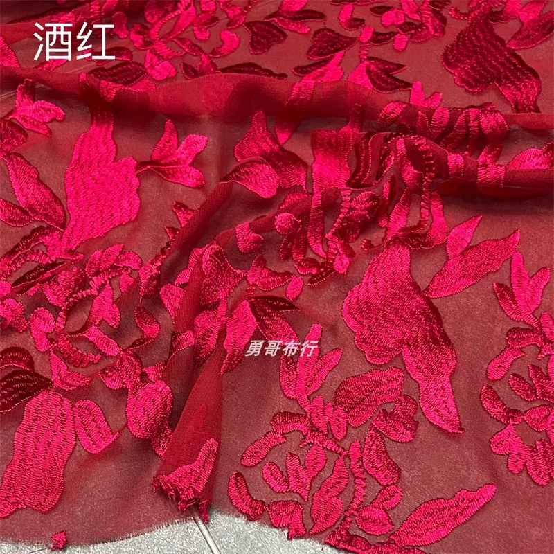 Gonna cava tridimensionale con fodera ricamata in seta traslucida e tessuto per abbigliamento superiore