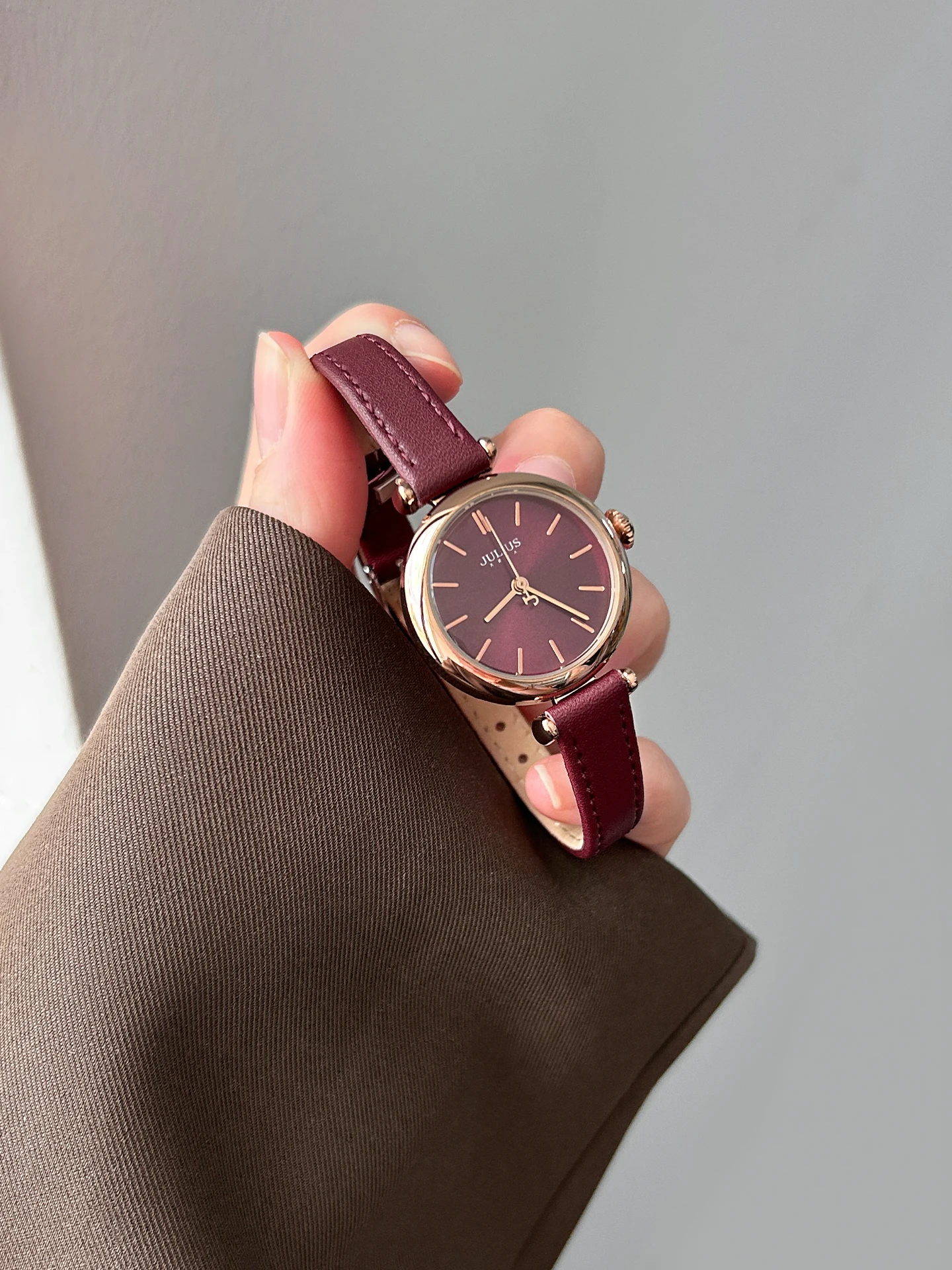 2025 نمط جديد StudentFriendly بسيط أنيق رائع صغير مستدير كوارتز ساعة نسائية. اسم العلامة التجارية الفاخرة ساعة نسائية. هدية