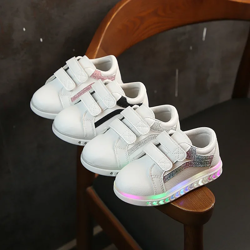 

Children's Luminescent Board Casual Shoes Soft Soles Boys and Girls Sports Shoes LED Lights Flats Small White Shoes