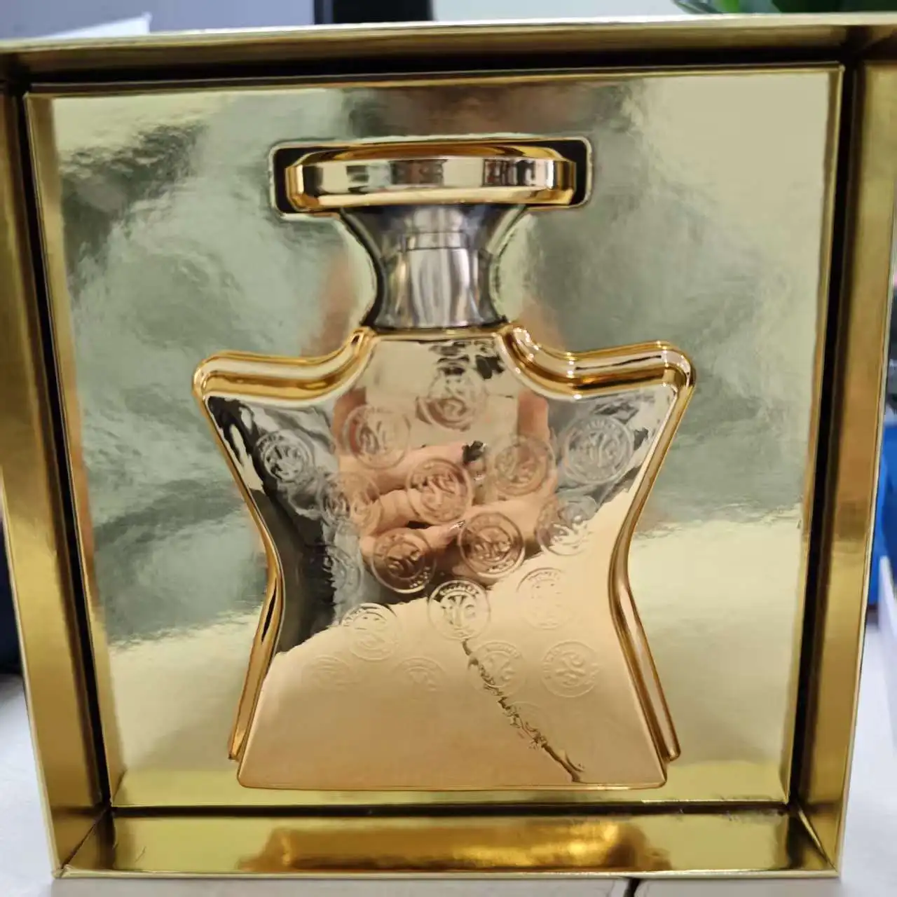 

N'Y gold-plated mirror bottle reflects luxurious light, with a rich and layered aroma, making it the perfect gift