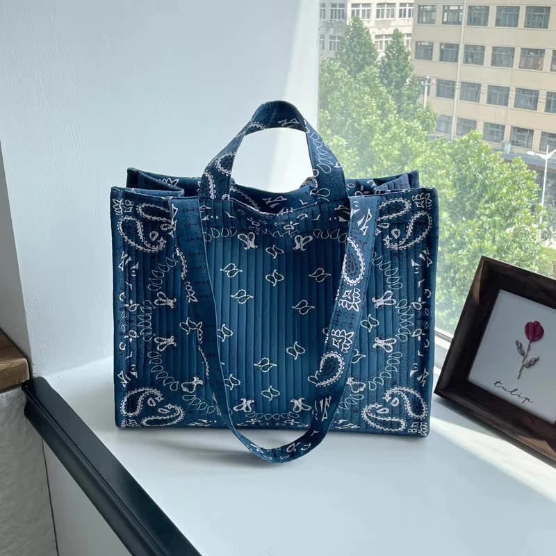 Women Paisley Print Quilted Tote Bag Large Capacity Casual Shoulder Handbag Vintage Bandana Pattern Commuter Shopping Bag