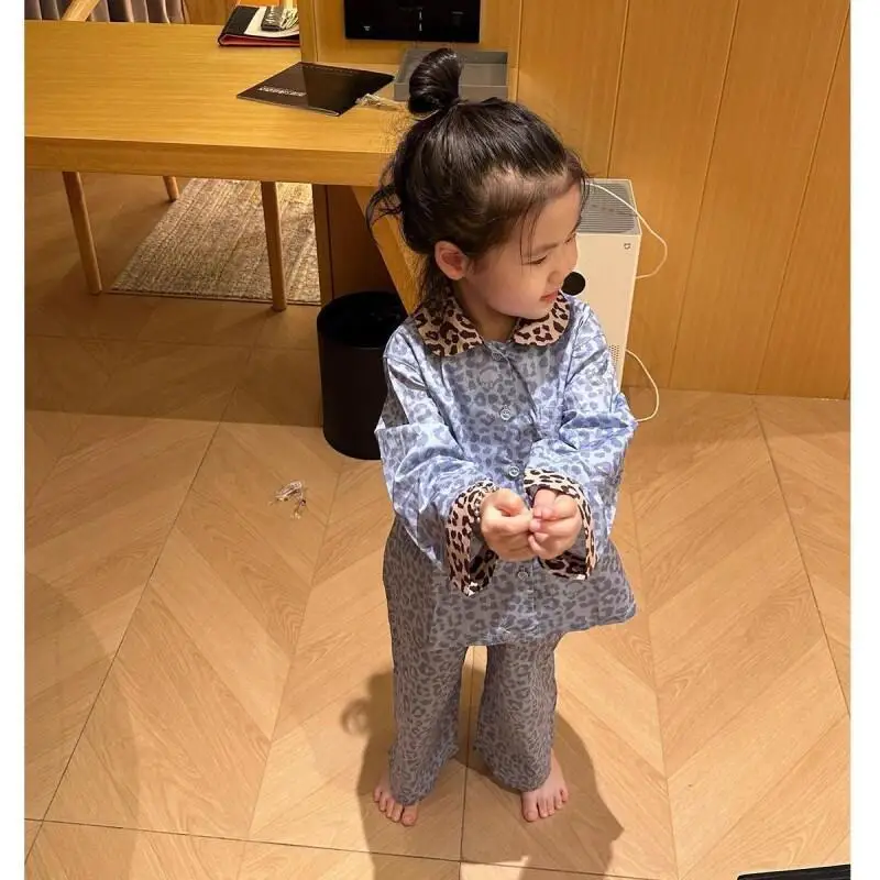 Zestaw piżam dla dziewczynek Sanrio Hello Kitty 2025 Nowa kolekcja jesień-zima, dziecięca odzież domowa z kreskówkowym motywem, rozpinany kardigan z kołnierzykiem, urocze piżamy dla dzieci.