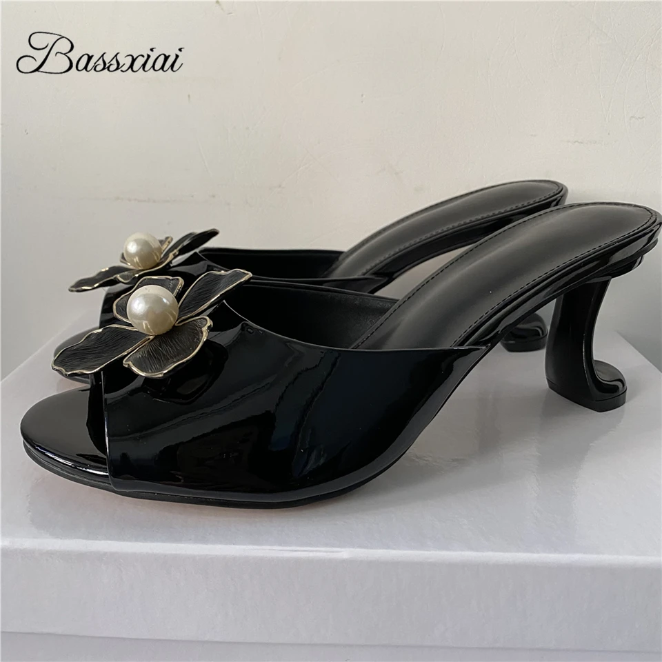 

2024 Pearl Beads Flower Decor Sandals Women Unique Strange Heel Luxury Patent Leather Slingbacks Mules Summer