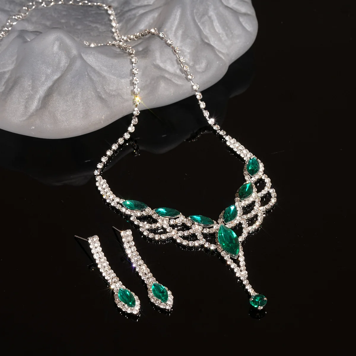 Diamond-encrusted V-shaped water drop fringed necklace, retro court style temperament, versatile collarbone chain, light luxury,