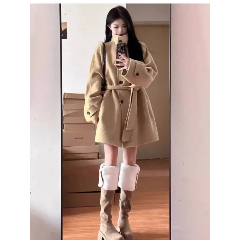 معطف صوفي كاكي نسائي للخريف والشتاء نمط قصير نظام كوري مقاس كبير عصري ومريح للتنقل على الطراز الحضري