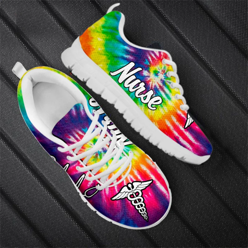 

Кроссовки женские с радужным градиентом, Легкая сетчатая обувь для медсестер, стетоскоп, с рисунком сердцебиения, на шнуровке, плоская подошва, Прямая поставка