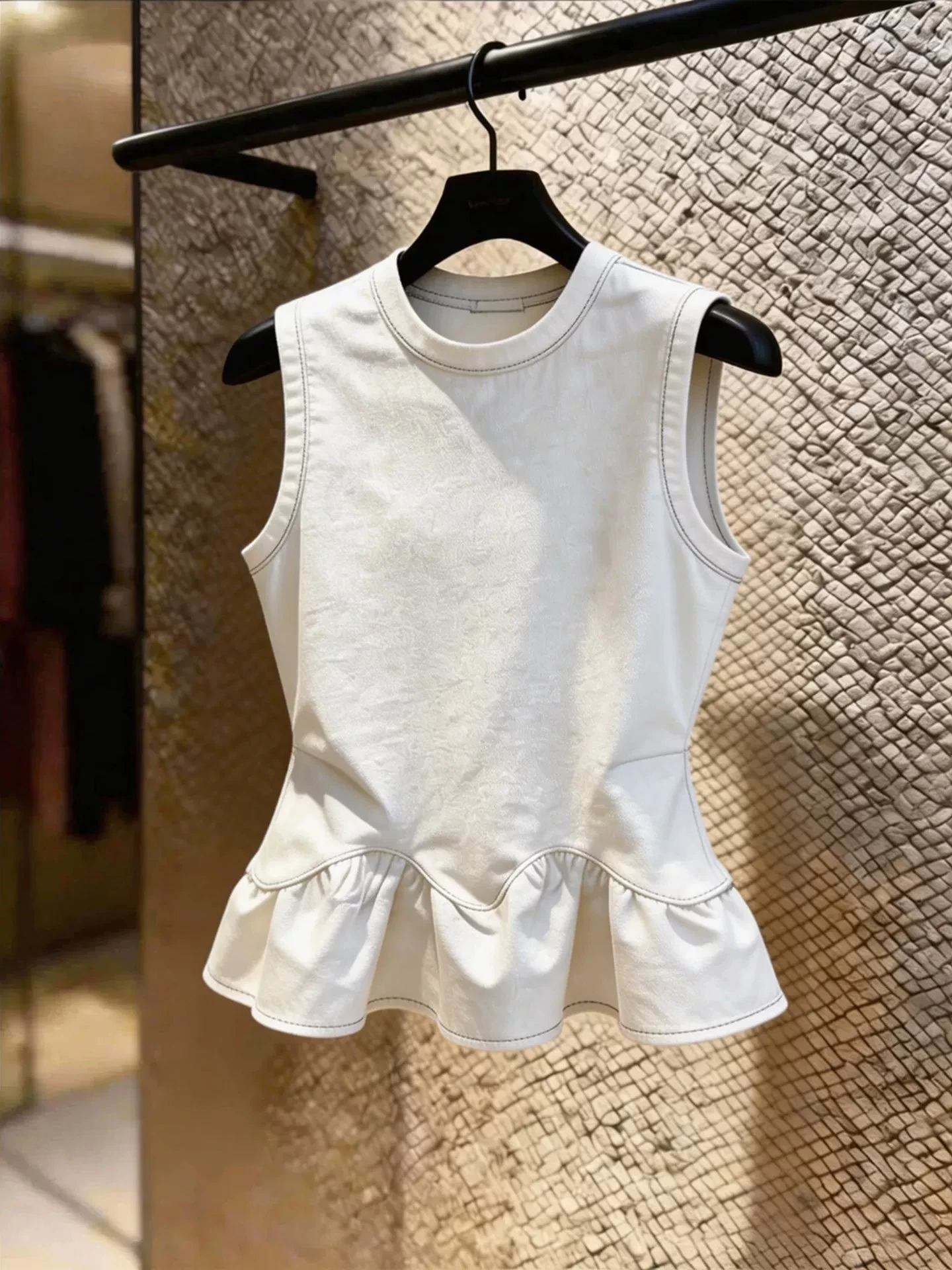 

Summer 2026 Commuter Style Simple White Sleeveless Ruffle Hem Vest Women's Bloom Belly Large Size Top Polyester Fiber Slimmin...