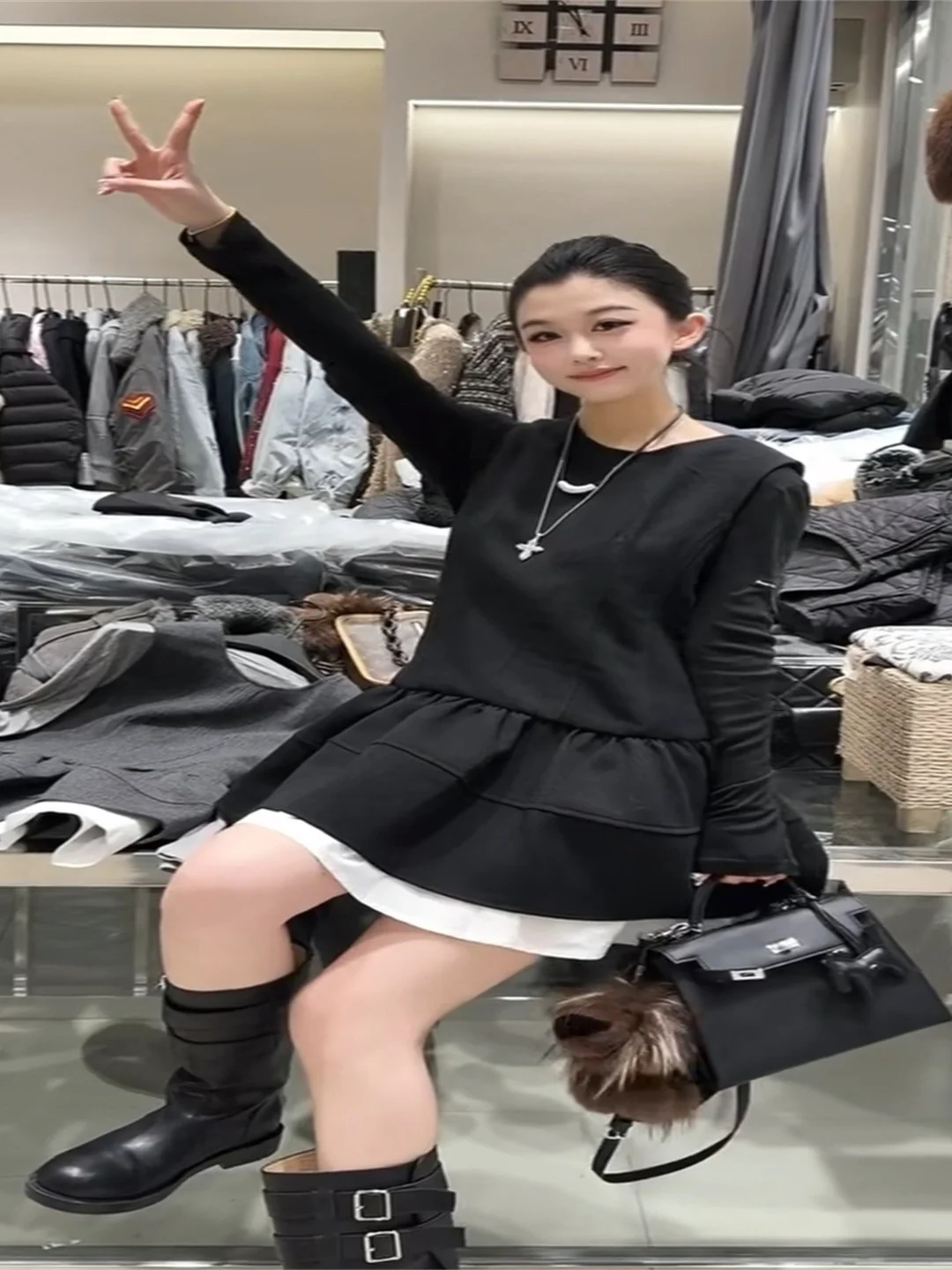 

Корейский женский комплект из двух предметов: платье средней длины с круглым вырезом, кружевной отделкой и пэчворком, а также однотонная базовая футболка, коллекция Весна 2026