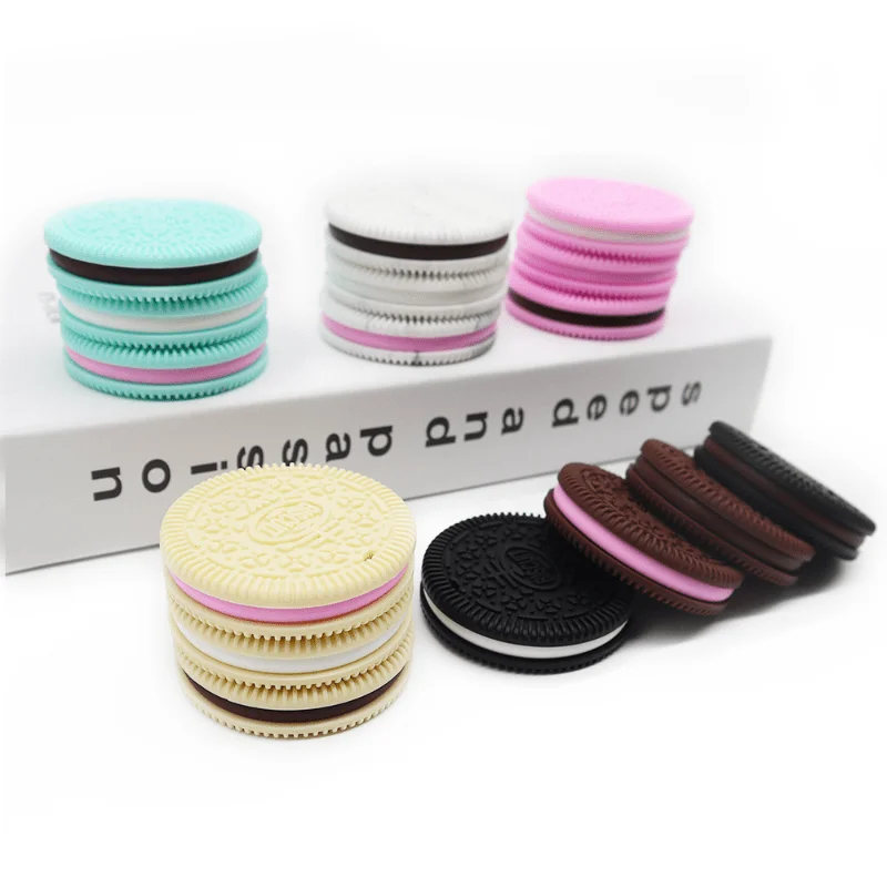 Portable Silicone sandwich Cookie Hanger, Stress-Relieving Accessory Decoration, Fun Accessory for Dressing up