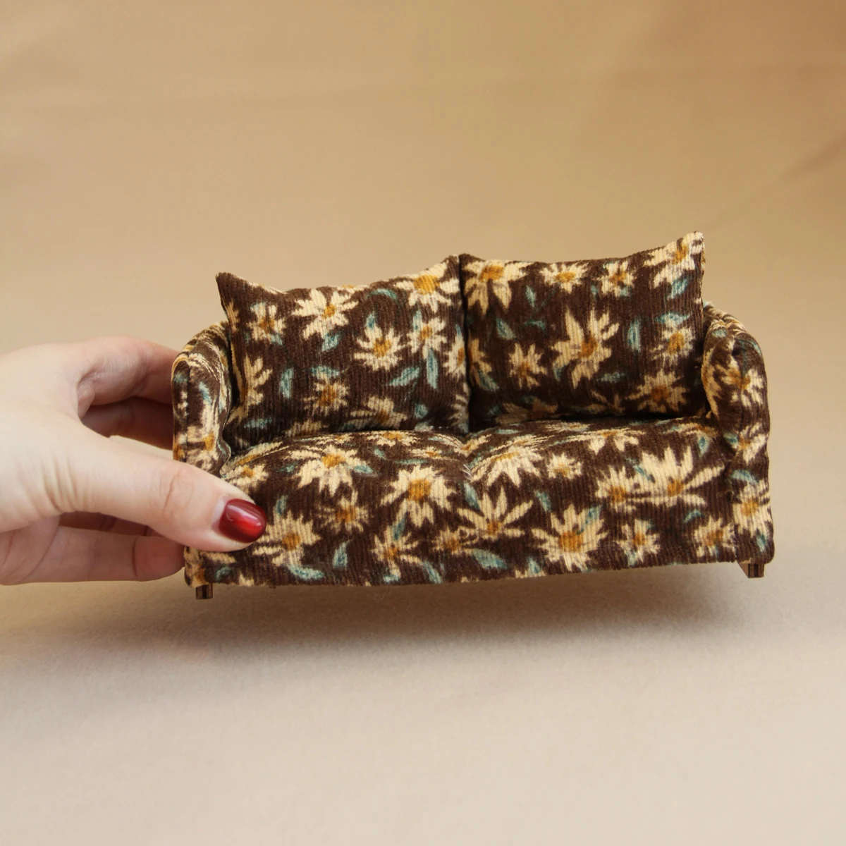 Muebles de casa de muñecas de simulación en miniatura, sofá doble de tela de madera 1:12 adecuado para muebles para el hogar de casa de muñecas